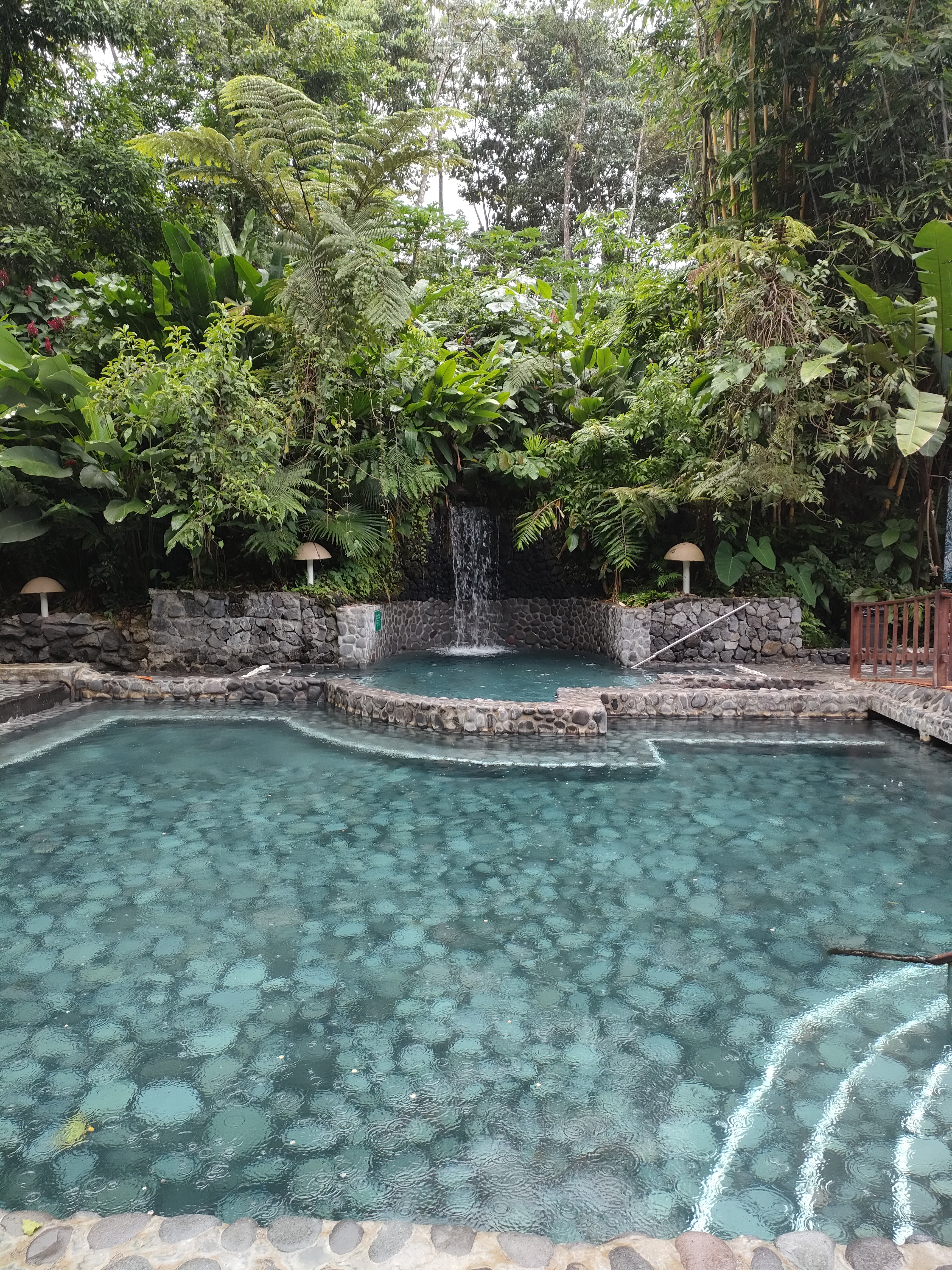 Piscine d’eau chaude naturellement chauffée par l’activité volcanique du volcan Arenal.